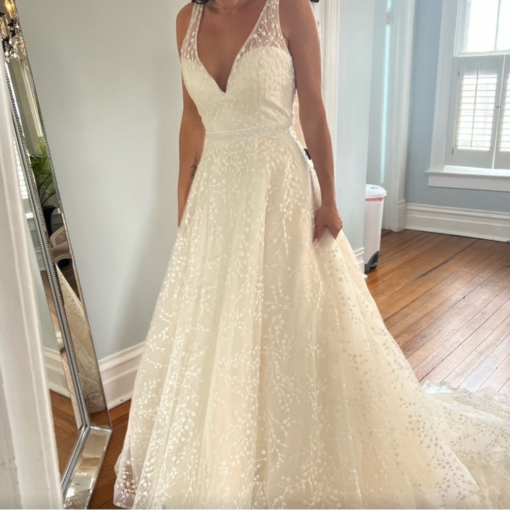 Elegant Wedding Dress – Glamorous & Show-Stopping! NWT